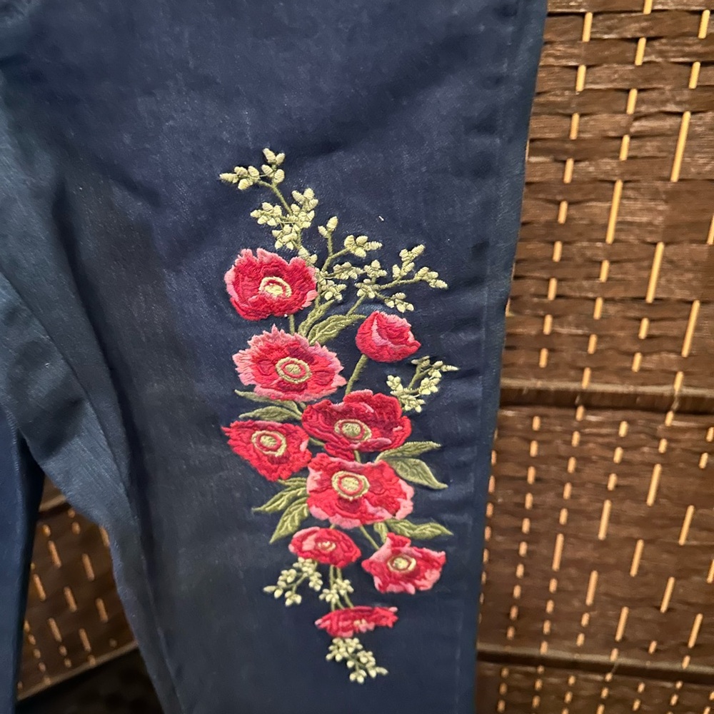 Martha Stewart Embroidered 5-Pocket Ankle Jeans, size 0 - Picture 5 of 7